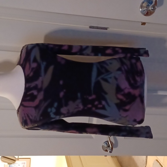 💙🌺Express Floral V-Neck Top - Picture 7 of 10